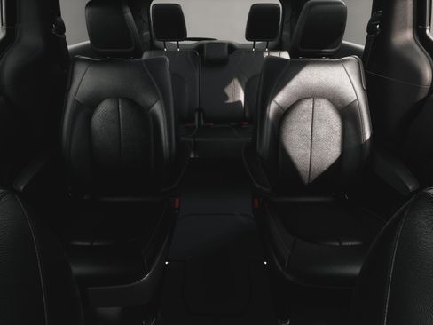 New 2027 Chrysler Pacifica Select AWD/4WD image 3