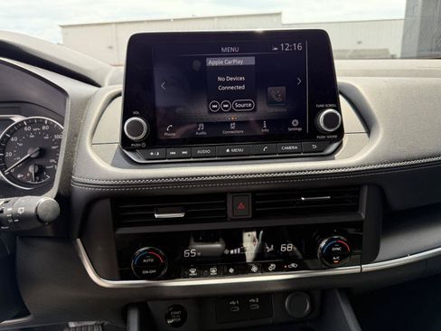 Used 2024 Nissan Rogue SV FWD image 11