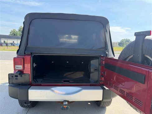 Used 2012 Jeep Wrangler Unlimited Sahara AWD/4WD image 5