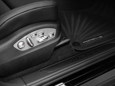 Used 2025 Porsche Macan image 19