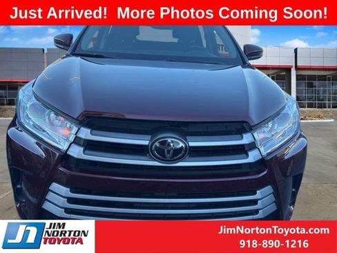 Used 2017 Toyota Highlander LE image 3