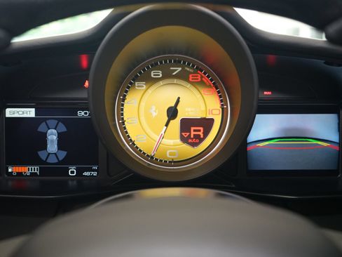 Used 2019 Ferrari 488 GTB RWD image 14