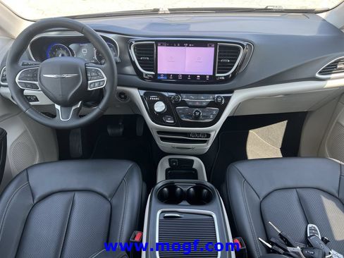 Used 2024 Chrysler Pacifica Touring-L FWD image 5