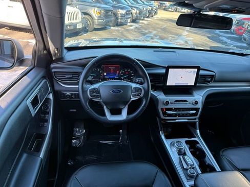 Used 2022 Ford Explorer XLT w/ Equipment Group 202A image 4
