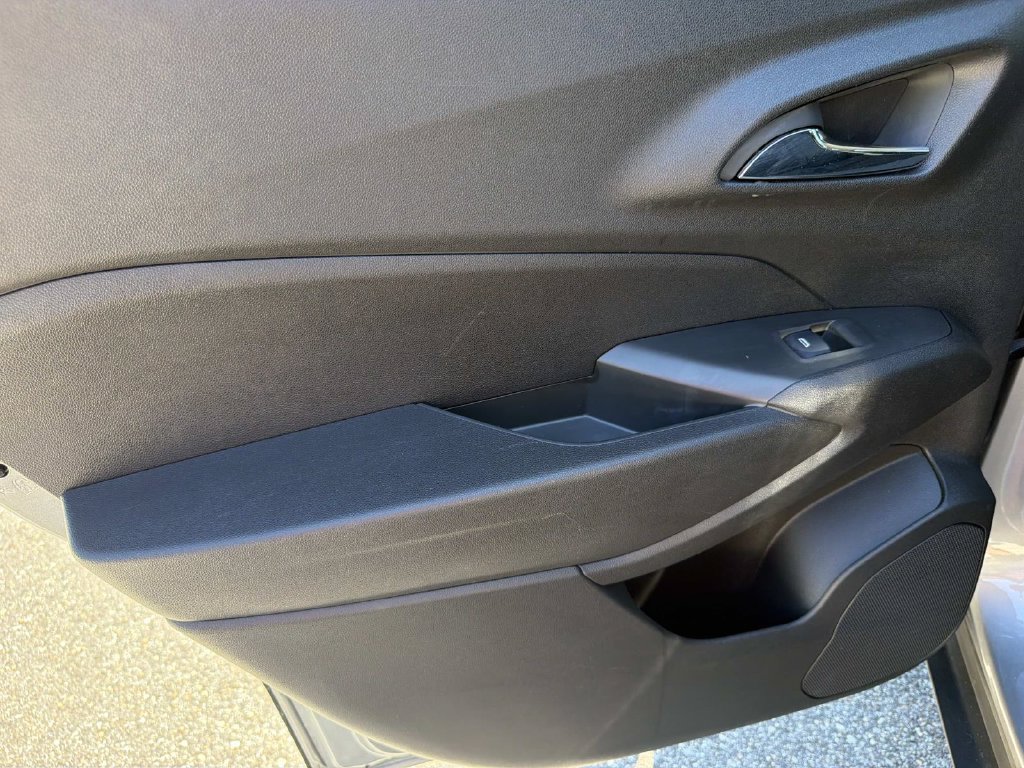 Used 2024 Chevrolet Trax LT FWD image 13