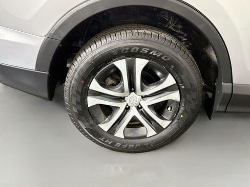Used 2017 Toyota RAV4 LE FWD image 32