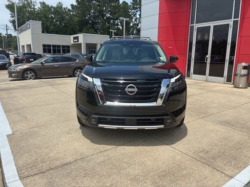 Used 2025 Nissan Pathfinder SL FWD image 2