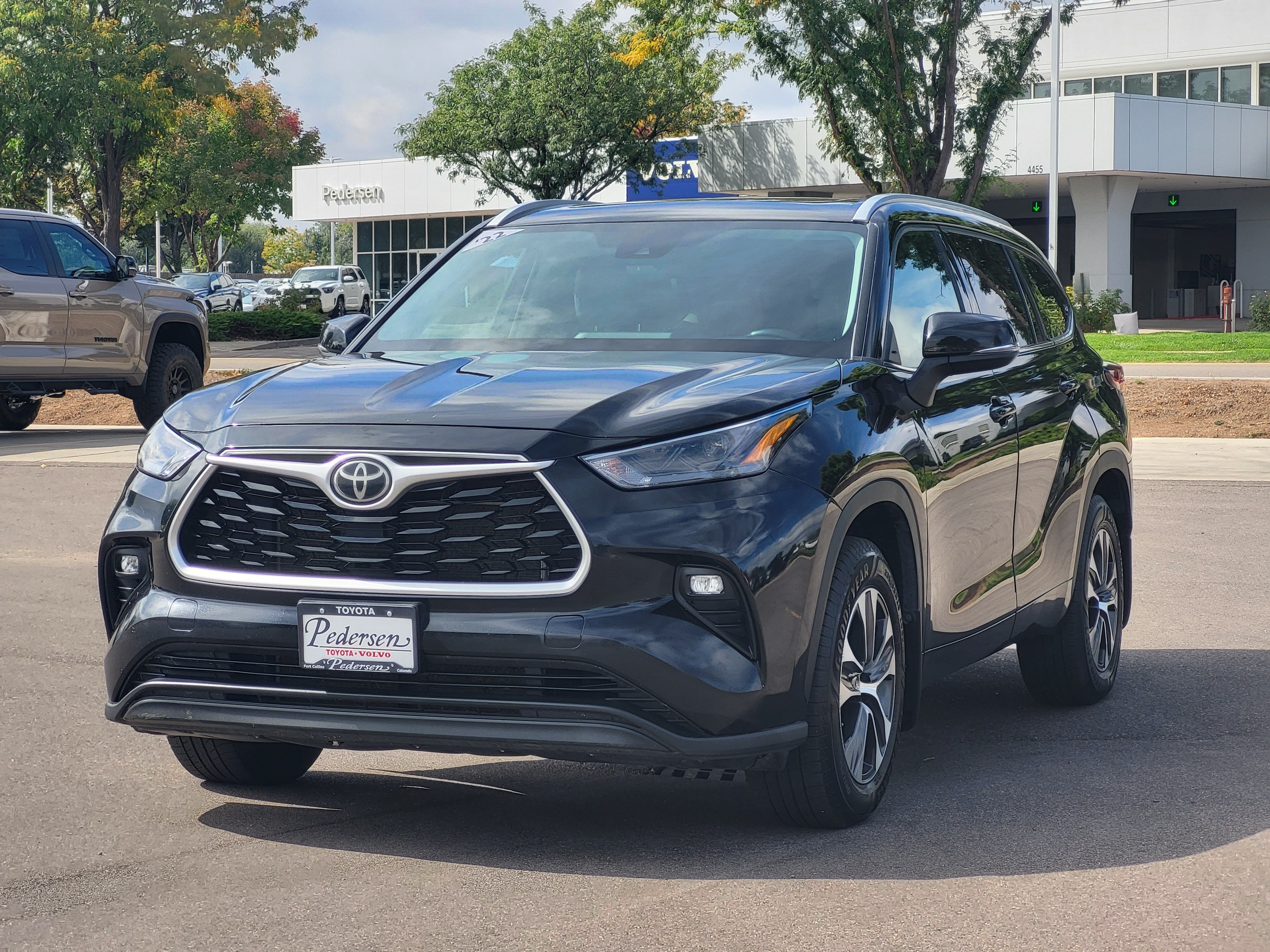 Used 2022 Toyota Highlander XLE AWD/4WD image 4