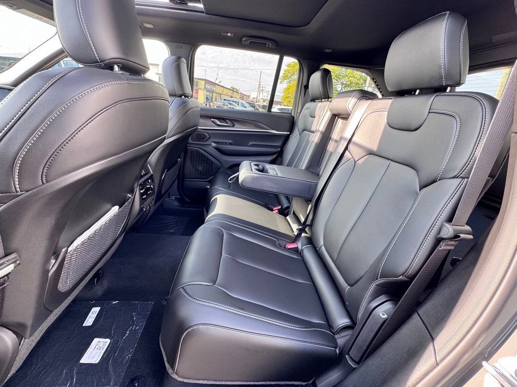 New 2027 Jeep Grand Cherokee Limited AWD/4WD image 16