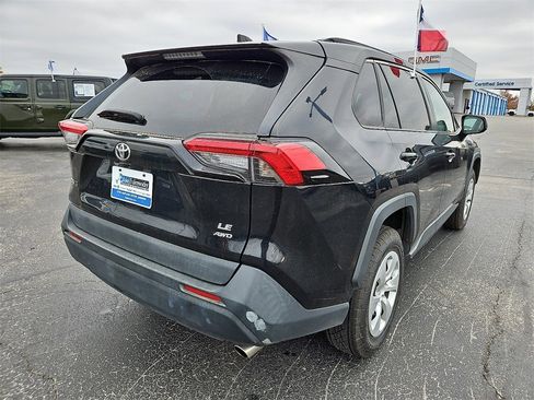 Used 2021 Toyota RAV4 LE image 6