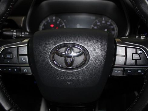 Used 2021 Toyota Highlander XLE AWD/4WD image 17