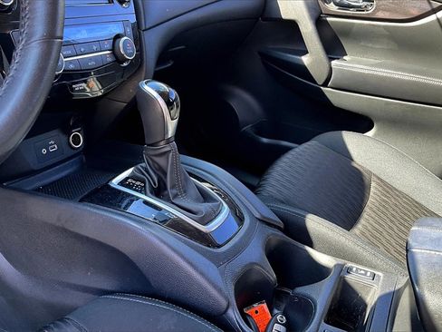Used 2018 Nissan Rogue SV image 13
