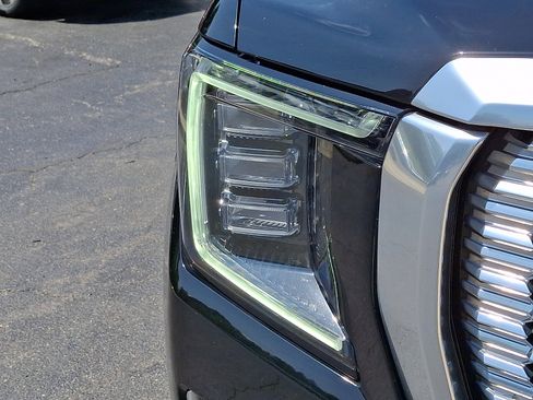Used 2021 GMC Yukon Denali w/ Denali Premium Package AWD/4WD image 9