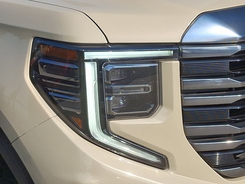 Used 2022 GMC Sierra 1500 AT4 w/ AT4 Premium Package image 9