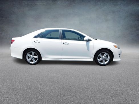 Used 2014 Toyota Camry SE FWD image 2