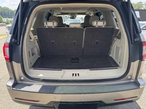 Used 2018 Lincoln Navigator Select w/ Technology Package RWD image 17