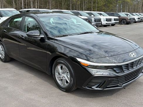 New 2026 Hyundai Elantra SE image 3