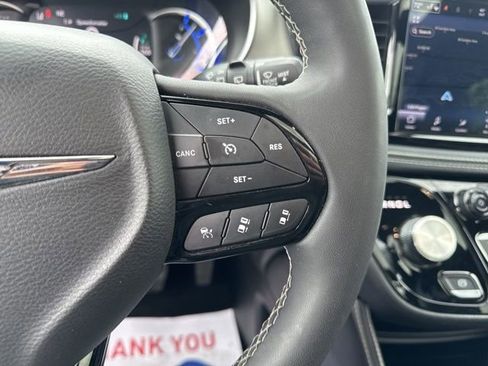 Used 2024 Chrysler Pacifica Premium FWD image 19