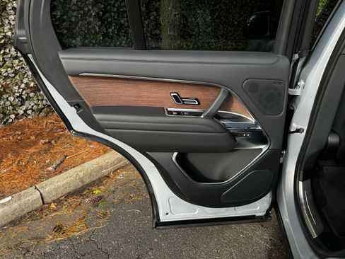 Used 2025 Land Rover Range Rover SE image 16