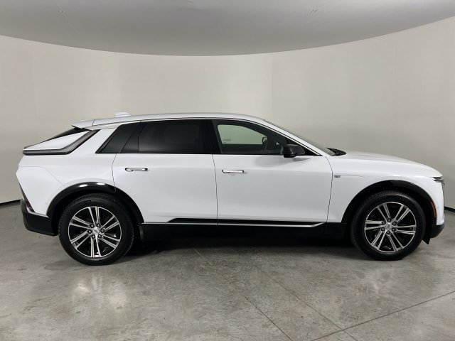Used 2026 Cadillac Lyriq Luxury AWD/4WD image 9
