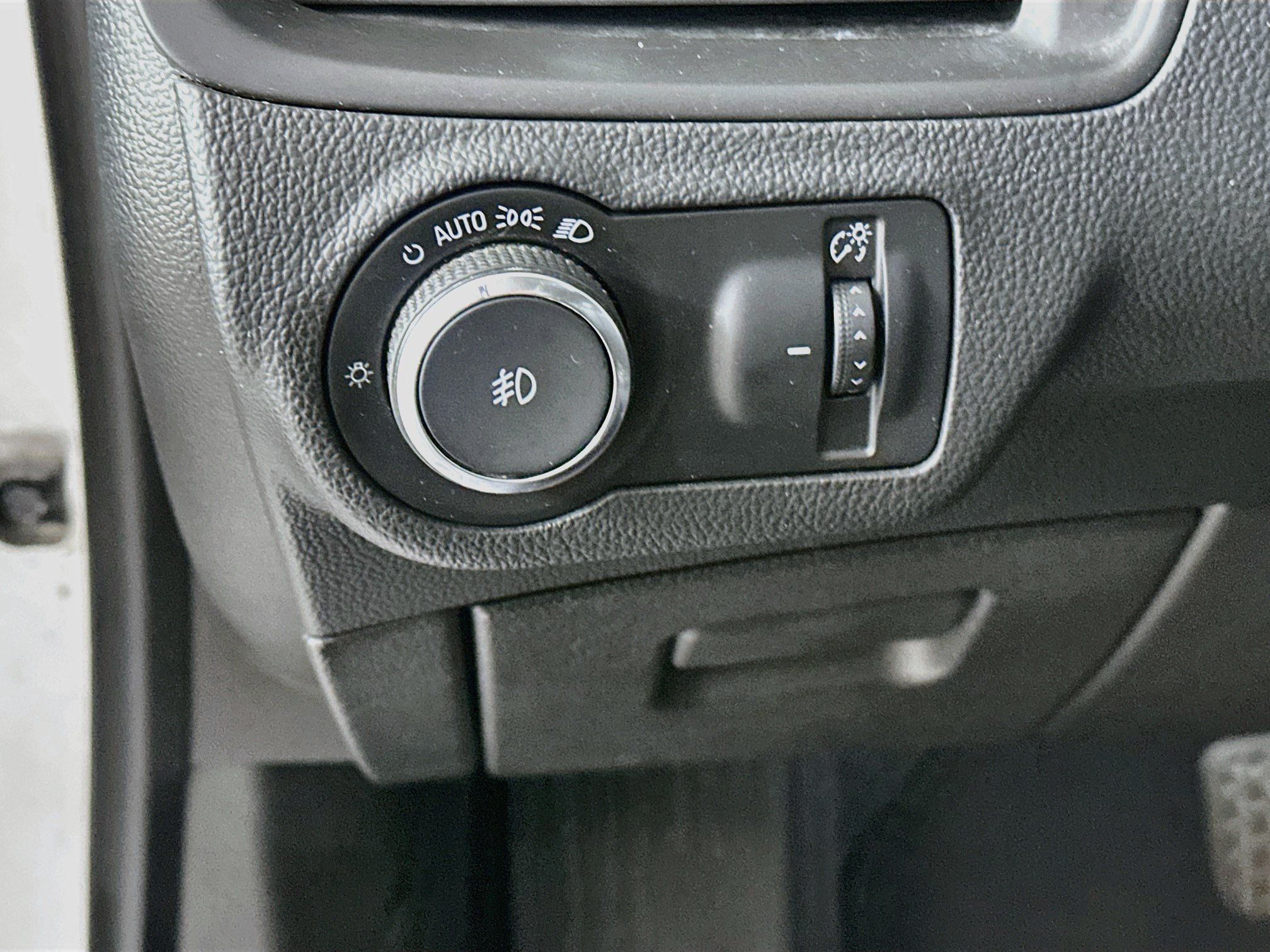 Used 2017 Buick Envision Essence FWD image 16