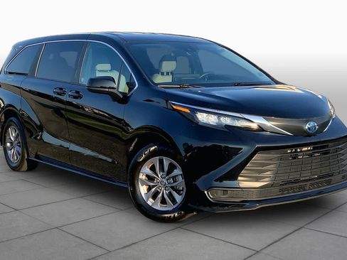 Used 2025 Toyota Sienna LE FWD image 3
