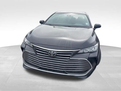 Used 2022 Toyota Avalon XLE w/ Moonroof Package image 3