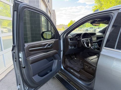 Used 2021 GMC Yukon XL Denali w/ Denali Premium Package AWD/4WD image 18