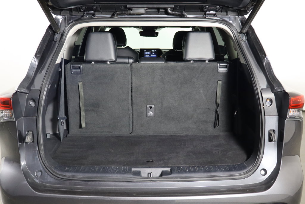 Used 2021 Toyota Highlander XLE FWD image 18