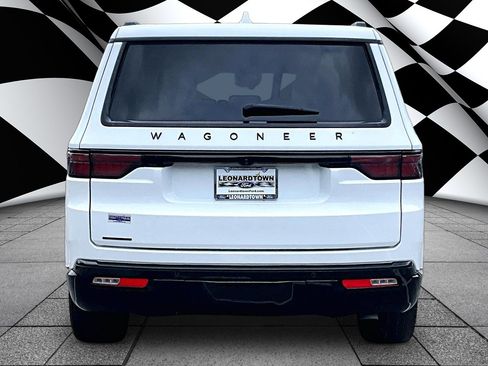 Used 2023 Jeep Wagoneer Series II AWD/4WD image 4