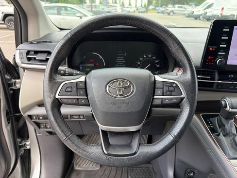 Used 2024 Toyota Sienna XLE AWD/4WD image 15