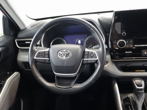 Used 2023 Toyota Highlander XLE AWD/4WD image 16