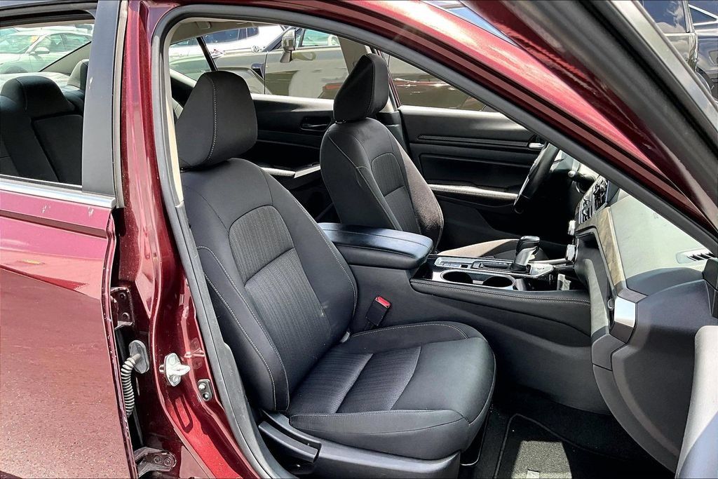 Used 2024 Nissan Altima 2.5 SV w/ SV Premium Package FWD image 27