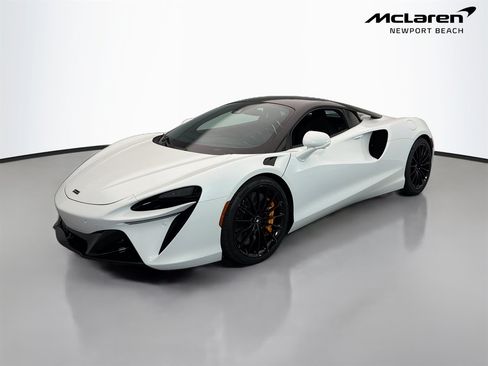 Used 2025 McLaren Artura RWD image 3