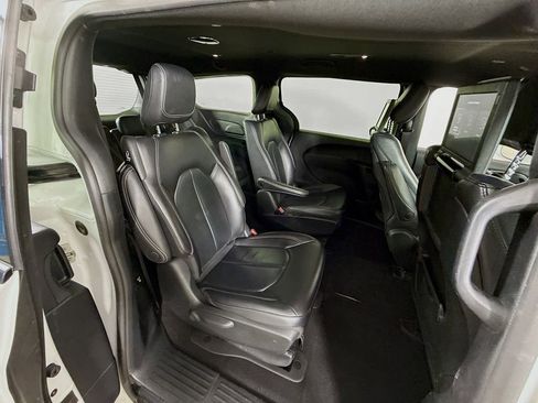 Used 2022 Chrysler Pacifica Touring-L w/ Uconnect Theater Family Group FWD image 31