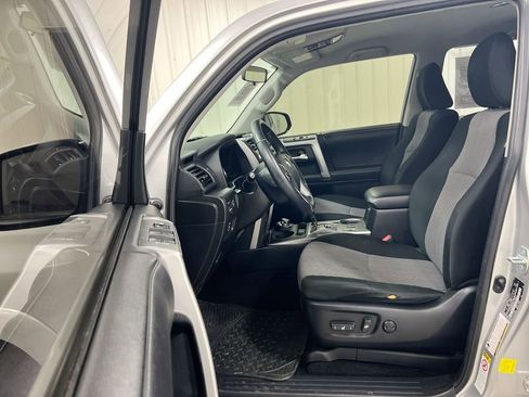 Used 2017 Toyota 4Runner SR5 AWD/4WD image 18