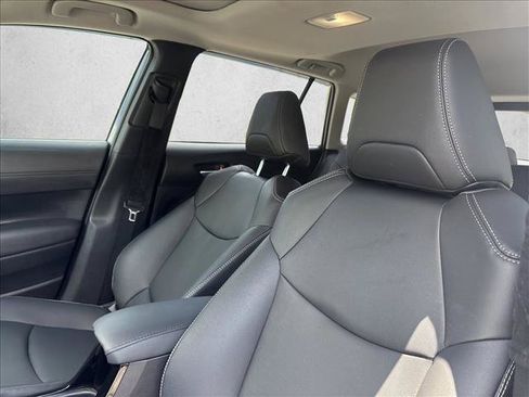 Used 2025 Toyota Corolla Cross XLE w/ Convenience Package FWD image 16