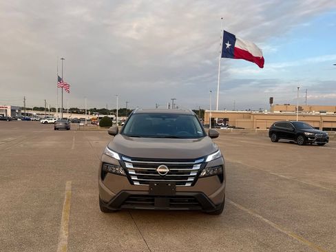 Used 2024 Nissan Rogue SV w/ SV Premium Package AWD/4WD image 5