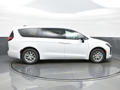 New 2027 Chrysler Pacifica Select FWD image 8