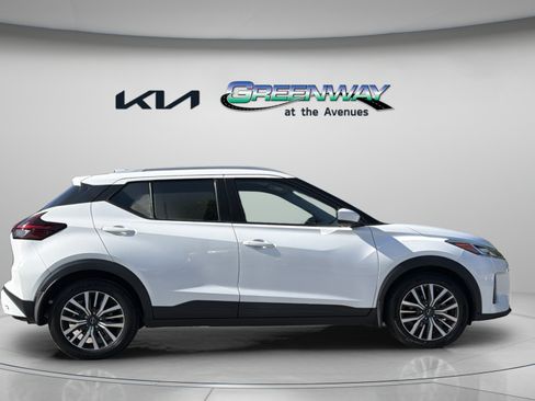 Used 2022 Nissan Kicks SV FWD image 13