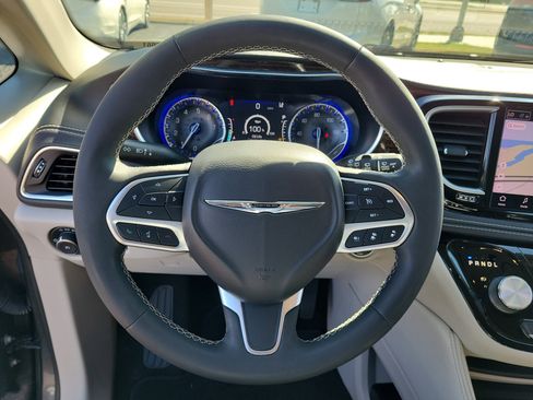 Used 2022 Chrysler Pacifica Limited AWD/4WD image 22