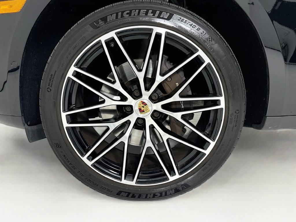 Certified 2023 Porsche Macan Turbo AWD/4WD image 11