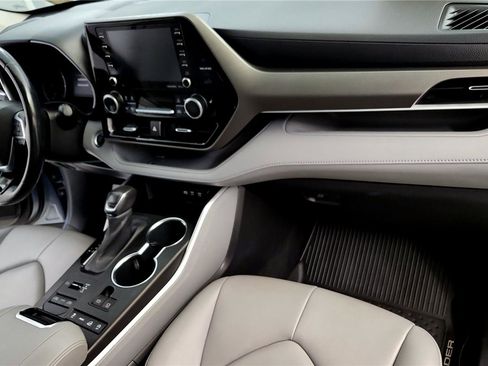 Certified 2020 Toyota Highlander XLE image 28