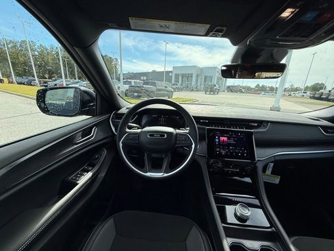 New 2025 Jeep Grand Cherokee Altitude image 13