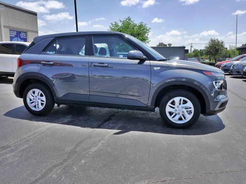 Used 2025 Hyundai Venue SE FWD image 4