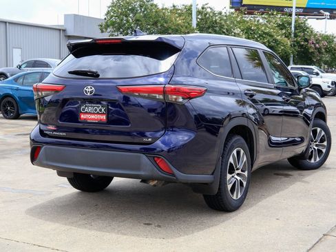 Used 2023 Toyota Highlander XLE FWD image 2