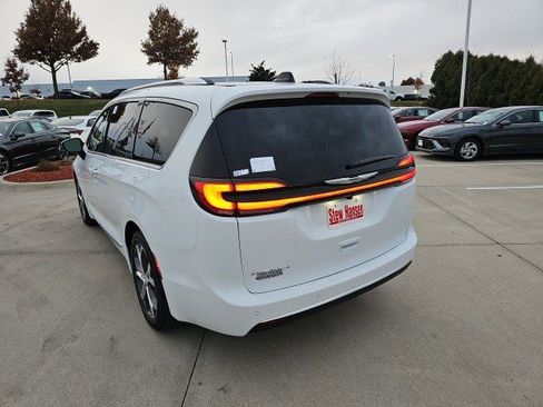 New 2026 Chrysler Pacifica Pinnacle image 3