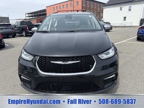 Used 2023 Chrysler Pacifica Limited FWD image 12