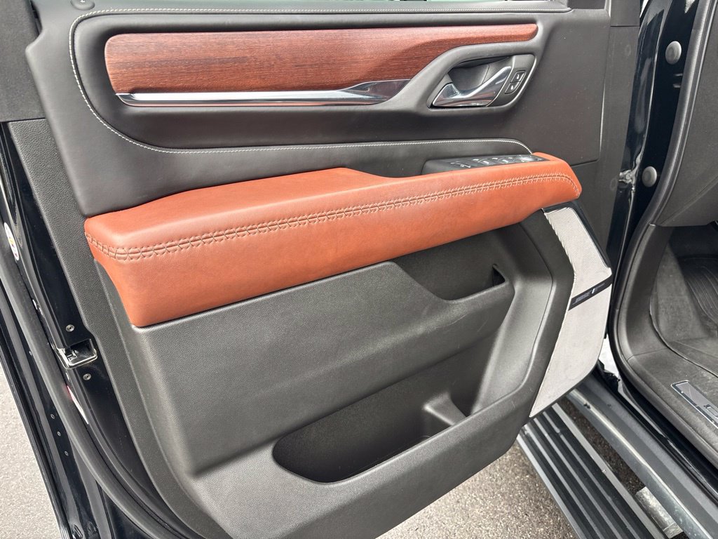 Used 2023 GMC Yukon Denali Ultimate w/ LPO, Floor Liner Package AWD/4WD image 6