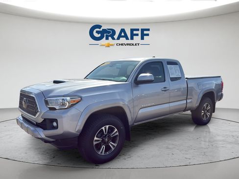 Used 2018 Toyota Tacoma TRD Sport AWD/4WD image 2